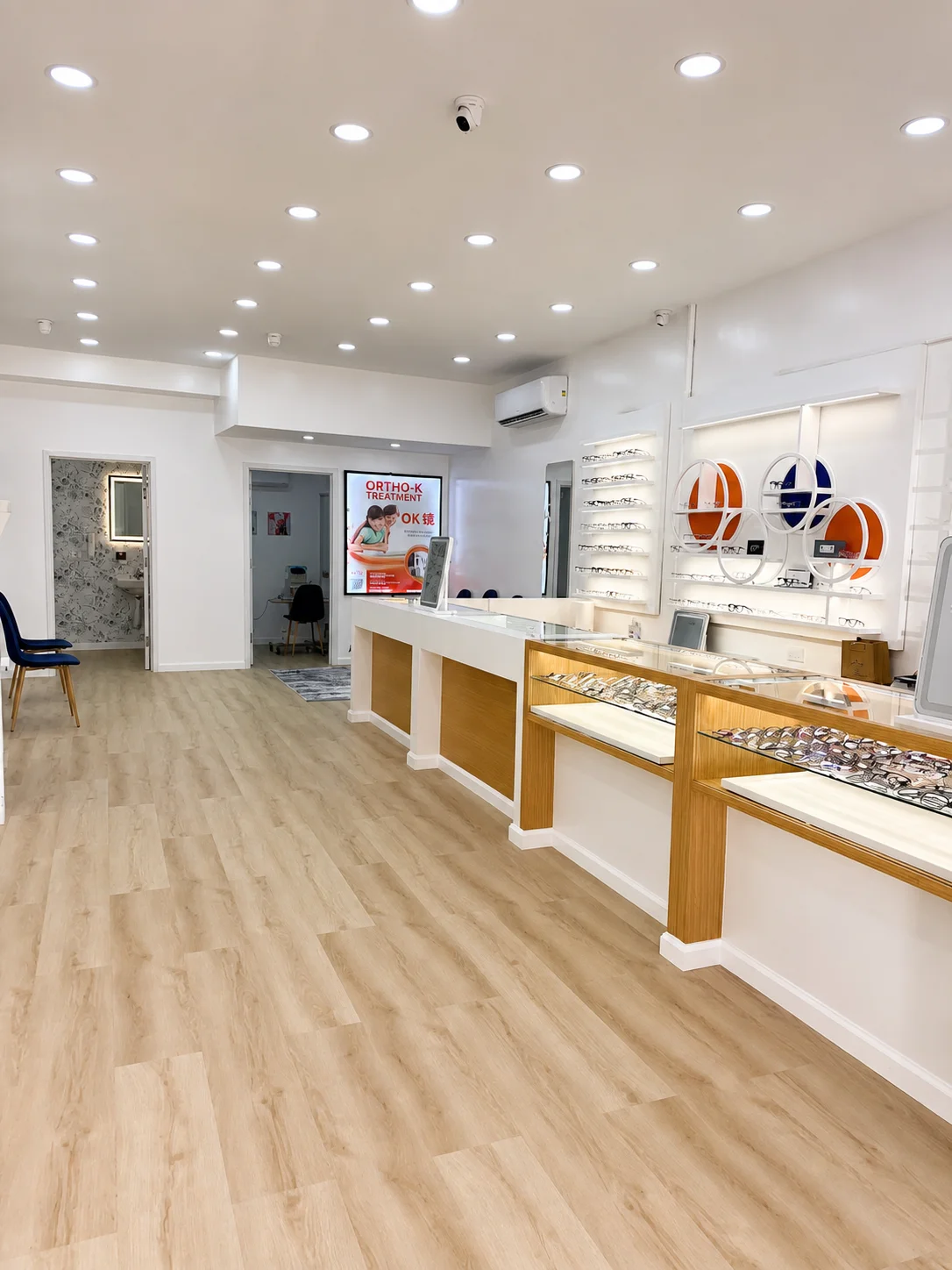 Reception and eyewear displays inside Eye D Vision Bayside, Queens