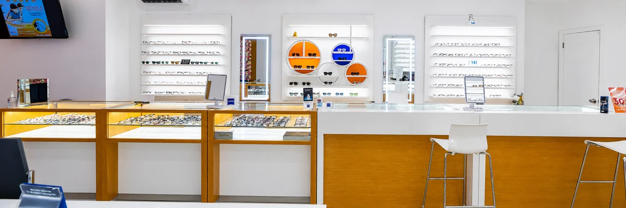 Reception and eyewear displays inside Eye D Vision Bensonhurst